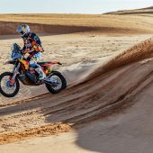 Die Red Bull KTM Factory Racing-Piloten Toby Price, Matthias Walkner und Kevin Benavides haben die extrem anspruchsvolle fünfte Etappe der Rallye Dakar 2023 erfolgreich beendet.